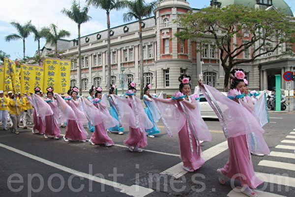 仙女队伍通过台湾文学馆古迹。（摄影：赖友容／大纪元）