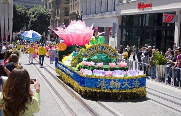 旧金山法轮功学员庆祝法轮大法日。(摄影﹕周容/大纪元)