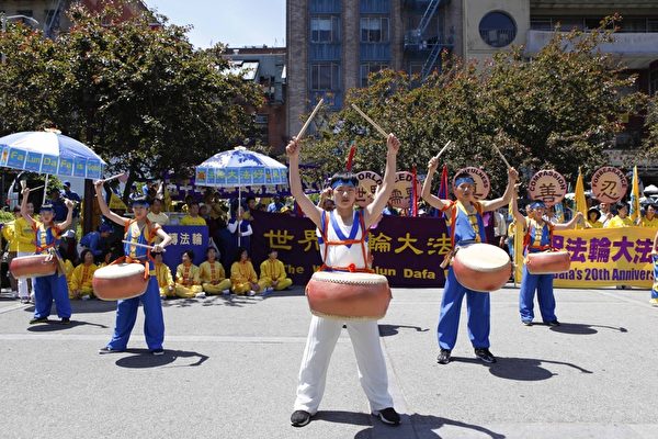 旧金山法轮功学员庆祝法轮大法日。(摄影﹕李明/大纪元)