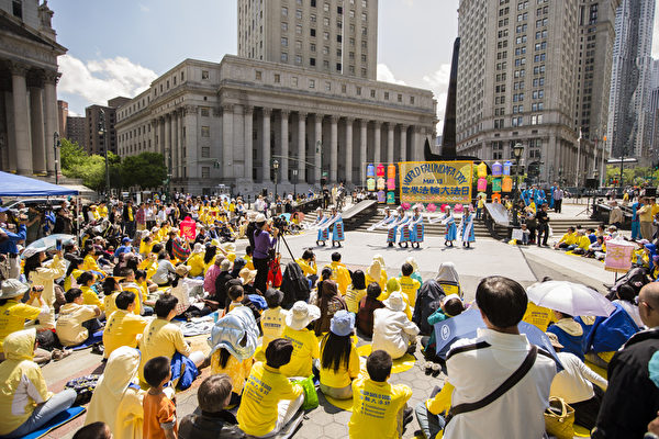 5月12日，纽约法轮功学员于曼哈顿富利广场表演舞蹈(摄影﹕爱德华/大纪元)