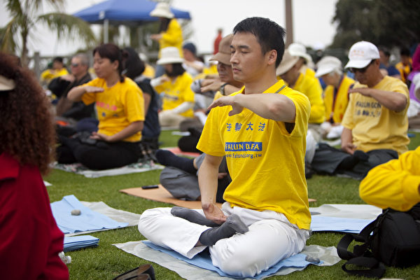 5月12日，來自大洛杉磯地區的上百名法輪功學員在南加州旅遊勝地聖塔莫妮卡海灘隆重慶祝世界法輪大法日。圖為集體煉功。（攝影：季媛/大紀元） 