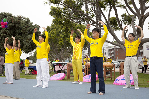 5月12日，来自大洛杉矶地区的上百名法轮功学员在南加州旅游胜地圣塔莫妮卡海滩隆重庆祝世界法轮大法日。图为法轮功功法演示。（摄影：季媛/大纪元） 