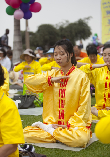 5月12日，来自大洛杉矶地区的上百名法轮功学员在南加州旅游胜地圣塔莫妮卡海滩隆重庆祝世界法轮大法日。图为集体炼功。（摄影：季媛/大纪元） 