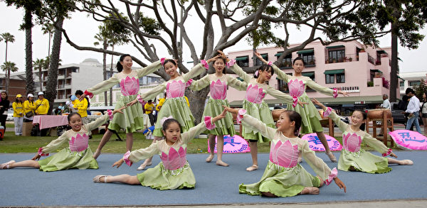 5月12日，来自大洛杉矶地区的上百名法轮功学员在南加州旅游胜地圣塔莫妮卡海滩隆重庆祝世界法轮大法日。小弟子表演舞蹈。（摄影：季媛/大纪元）
