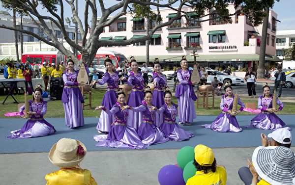 5月12日，来自大洛杉矶地区的上百名法轮功学员在南加州旅游胜地圣塔莫妮卡海滩隆重庆祝世界法轮大法日。学员表演舞蹈。（摄影：季媛/大纪元）