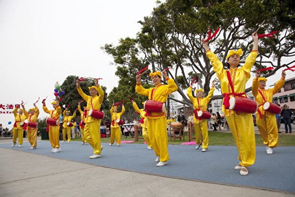 5月12日，来自大洛杉矶地区的上百名法轮功学员在南加州旅游胜地圣塔莫妮卡海滩隆重庆祝世界法轮大法日。学员表演喜庆腰鼓。（摄影：季媛/大纪元）