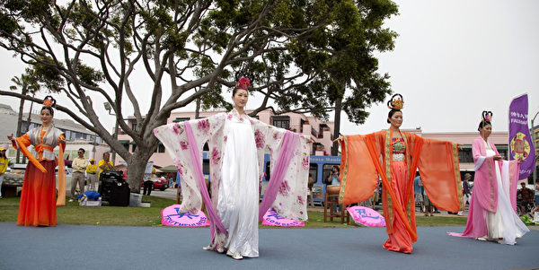 5月12日，来自大洛杉矶地区的上百名法轮功学员在南加州旅游胜地圣塔莫妮卡海滩隆重庆祝世界法轮大法日。学员表演汉服秀。（摄影：季媛/大纪元）