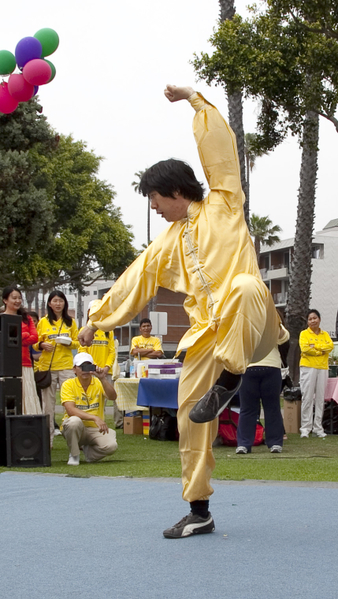 5月12日，来自大洛杉矶地区的上百名法轮功学员在南加州旅游胜地圣塔莫妮卡海滩隆重庆祝世界法轮大法日。学员表演武术。（摄影：季媛/大纪元）