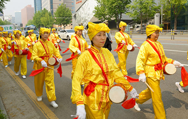5月12日，來自韓國各地約1000多名法輪功學員和各界人士在韓國首都首爾站廣場舉行集會和遊行，與全球各地同步慶祝法輪大法日。圖為遊行隊伍一角。（攝影：金國煥/大紀元）
