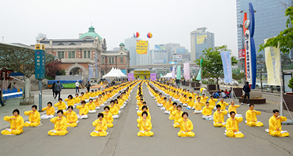 5月12日，来自韩国各地约1000多名法轮功学员和各界人士在韩国首都首尔站广场举行集会和游行，与全球各地同步庆祝法轮大法日。（摄影：金国焕/大纪元）