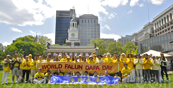 5月12日美国费城大法弟子于独立宫广场庆祝法轮大法日并祝师尊生日快乐。