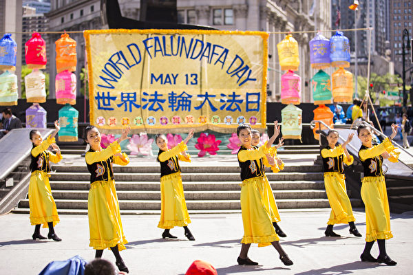 5月12日，纽约法轮功学员于曼哈顿富利广场表演舞蹈(摄影﹕爱德华/大纪元)