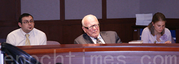 图：康州州参议员、保险和房地产委员会主席Joseph Crisco（中）在2013年5月13日《自由中国》座谈会上。（大纪元图片）