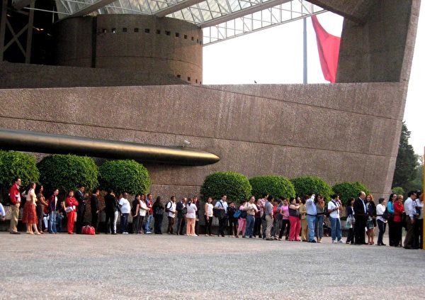 受前兩場演出的發酵輻射效應，8日當天，墨西哥國家大劇院外從上午一直到傍晚演出開始前，觀眾們一直排長隊等候現場購票。（攝影：李辰/大紀元）