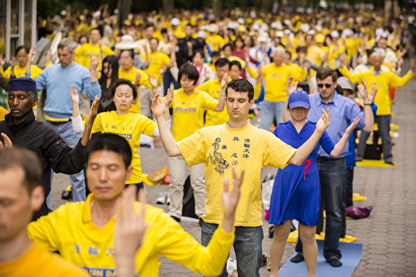 2013年5月17日，数千名来自世界各国的法轮功学员，在纽约联合国前进行集体炼功。（摄影：爱德华/大纪元）