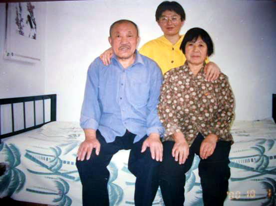 刘淑芬和父母（图片来源：明慧网）