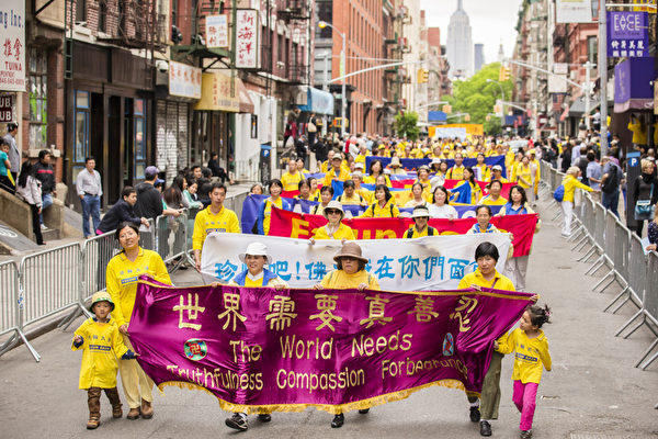 2013年5月18日，紐約曼哈頓，來自世界各地的法輪功學員舉行慶祝法輪大法弘傳21週年大遊行。圖為遊行的第一主題「大法洪傳」方陣。（愛德華／大紀元）