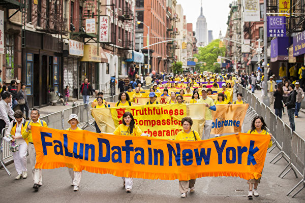 5月18日的纽约曼哈顿，来自世界各地的法轮功学员举行庆祝法轮大法弘传21周年大游行。图为游行队伍第一主题《大法弘传》方阵，“法轮大法在纽约”的英文横幅。（摄影：爱德华/大纪元）