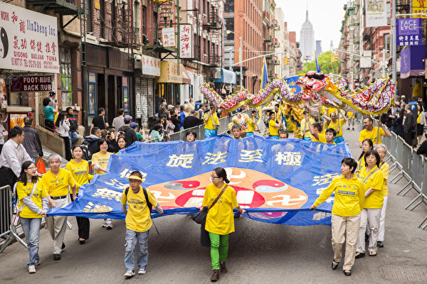 2013年5月18日，纽约曼哈顿，来自世界各地的法轮功学员举行庆祝法轮大法弘传21周年大游行。图为游行第一主题“大法洪传”方阵中的法轮图形。（爱德华／大纪元）