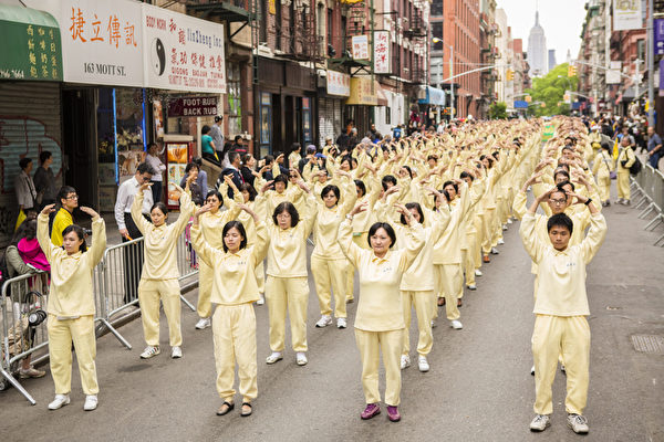 2013年5月18日，纽约曼哈顿，来自世界各地的法轮功学员举行庆祝法轮大法弘传21周年大游行。图为游行的第一主题“大法洪传”方阵中的功法表演队伍。（爱德华／大纪元）