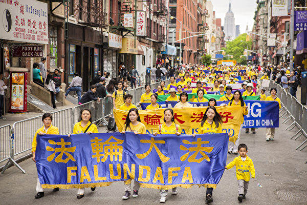 2013年5月18日，纽约曼哈顿，来自世界各地的法轮功学员举行庆祝法轮大法弘传21周年大游行。图为游行的第一主题“大法洪传”方阵。（爱德华／大纪元）