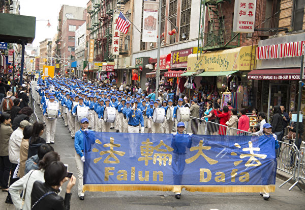 2013年5月18日，紐約曼哈頓，來自世界各地的法輪功學員舉行慶祝法輪大法弘傳21週年大遊行。圖為引導遊行隊伍的天國樂團。（戴兵／大紀元）