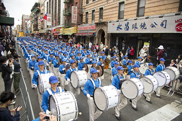 2013年5月18日，紐約曼哈頓，來自世界各地的法輪功學員舉行慶祝法輪大法弘傳21週年大遊行。圖為引導遊行隊伍的天國樂團。（戴兵／大紀元）