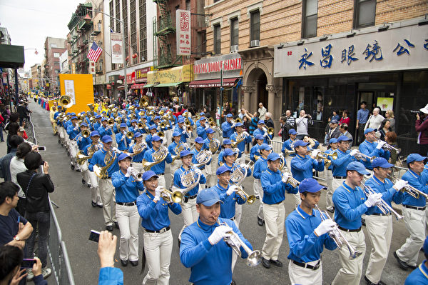 5月18日的紐約曼哈頓，來自世界各地的7000餘名法輪功學員舉行慶祝法輪大法弘傳21週年大遊行。圖為引導遊行隊伍的天國樂團。（戴兵／大紀元）
