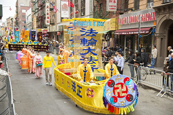 2013年5月18日，紐約曼哈頓，來自世界各地的法輪功學員在此舉行慶祝法輪大法弘傳21週年大遊行。圖為遊行的第一主題「大法洪傳」方陣中的法船。（戴兵／大紀元）