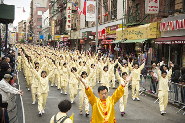 2013年5月18日，紐約曼哈頓，來自世界各地的法輪功學員在此舉行慶祝法輪大法弘傳21週年大遊行。圖為遊行的第一主題「大法洪傳」方陣中的功法表演隊伍。（戴兵／大紀元）