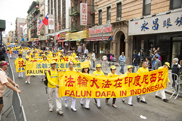 2013年5月18日，紐約曼哈頓，來自世界各地的法輪功學員在此舉行慶祝法輪大法弘傳21週年大遊行。圖為遊行的第一主題「大法洪傳」方陣。（戴兵／大紀元）