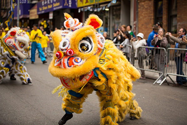 2013年5月18日，紐約曼哈頓，來自世界各地的法輪功學員舉行慶祝法輪大法弘傳21週年大遊行。圖為遊行隊伍中的舞獅舞龍隊。（攝影：陳虎／大紀元）