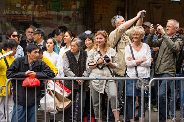 2013年5月18日，紐約曼哈頓，來自世界各地的法輪功學員在此舉行慶祝法輪大法弘傳21週年大遊行。圖為馬路旁圍觀的民眾。（攝影：陳虎／大紀元）