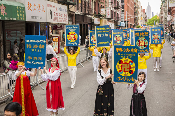 2013年5月18日，紐約曼哈頓，來自世界各地的法輪功學員在此舉行慶祝法輪大法弘傳21週年大遊行。圖為遊行的第一主題「大法洪傳」方陣中的俄羅斯法輪功學員隊伍。（愛德華／大紀元）