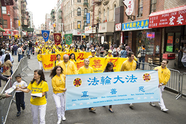 2013年5月18日，紐約曼哈頓，來自世界各地的法輪功學員舉行慶祝法輪大法弘傳21週年大遊行。圖為遊行的第一主題「大法洪傳」方陣。（戴兵／大紀元）