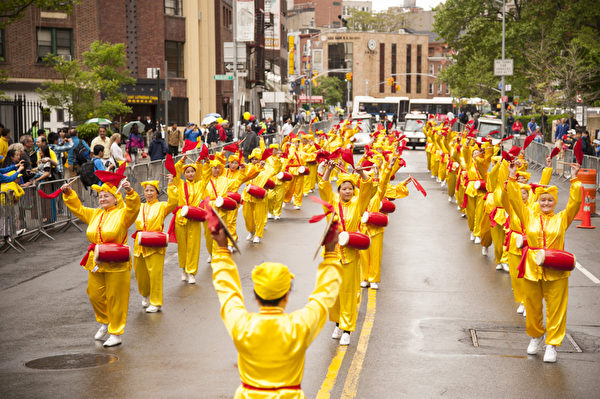 2013年5月18日，紐約曼哈頓，來自世界各地的法輪功學員舉行慶祝法輪大法弘傳21週年大遊行。圖為遊行隊伍中的腰鼓隊。（戴兵／大紀元）