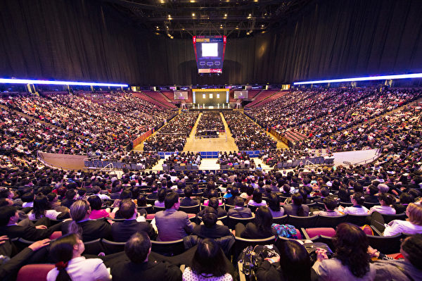 5月19日，来自世界53个国家的部分法轮功学员，约八千多人在新泽西州IZOD体育馆举行“2013年纽约法轮大法修炼心得交流会”。（摄影：戴兵/大纪元）