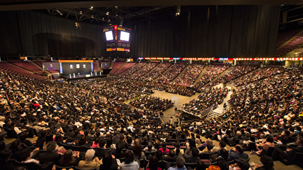 5月19日，來自世界53個國家的部份法輪功學員，約八千多人在新澤西州IZOD體育館舉行「2013年紐約法輪大法修煉心得交流會」。（攝影：戴兵/大紀元）
