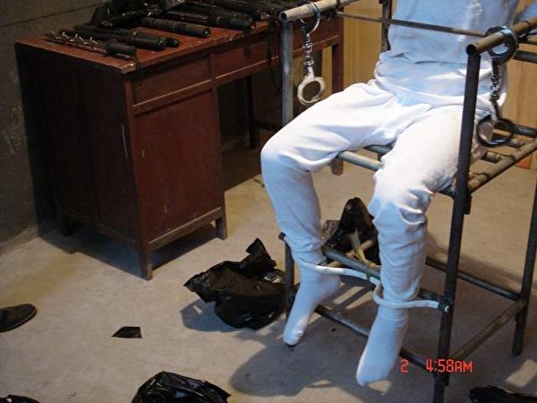 酷刑演示：铁椅子。（图片来源：明慧网）