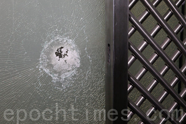 香港大纪元印刷厂被暴徒砸毁玻璃大门（摄影：潘在殊/大纪元）