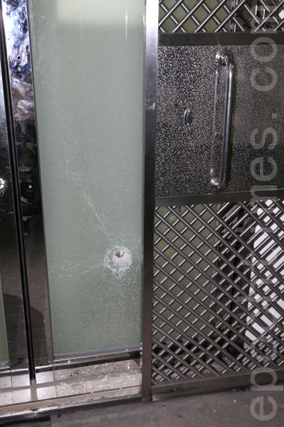 香港大纪元印刷厂被暴徒砸毁玻璃大门（摄影：潘在殊/大纪元）
