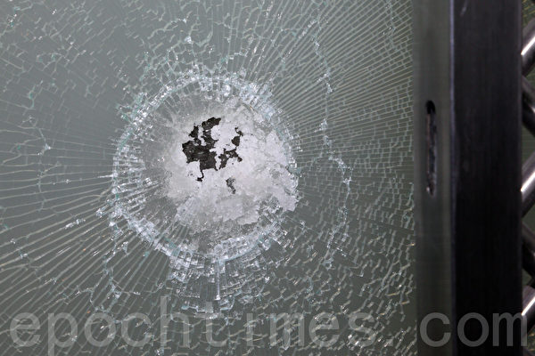 香港大紀元印刷廠被暴徒砸毀玻璃大門 （攝影：潘在殊/大紀元）