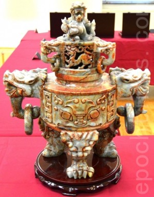 這是在中國節展出的仿人面玉香爐，它是商代（公元前1300-1100年）晚期王室祭天用的玉器。（攝影：良克霖/大紀元）