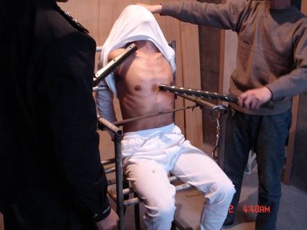 中共酷刑演示：电棍电击。（图片来源：明慧网）