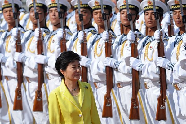 6月27日，韩国首位女总统朴槿惠对中国大陆进行为期四天的国事访问。她在当选总统第一天，就被中共厚着脸皮称作“中国人民的老朋友”。图为朴槿惠在人民大会堂外的欢迎仪式。(WANG ZHAO/POOL/AFP)