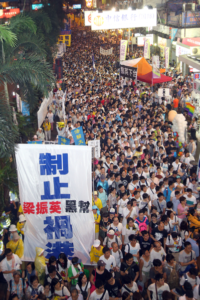 三号强风袭港，难阻香港人参加七一游行，43万港人无惧风雨，高喊港共特首梁振英下台，图为法轮功的游行队伍。（摄影：潘在殊／大纪元）