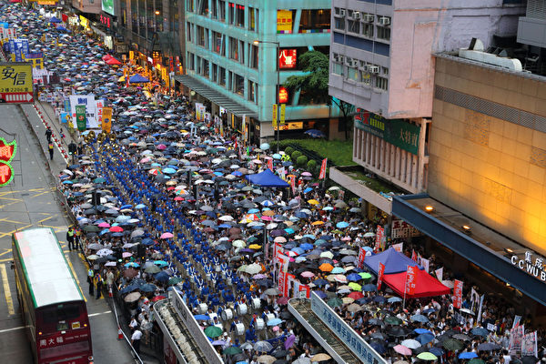 三号强风袭港，难阻香港人参加七一游行，43万港人无惧风雨，高喊港共特首梁振英下台，图为法轮功的游行队伍。（摄影：潘在殊／大纪元）