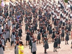 印度數萬名學生集體學煉法輪功（圖片來源：明慧網）
