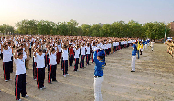印度德里警察训练大学上千学生现场学炼法轮功 （图片来源:明慧网）