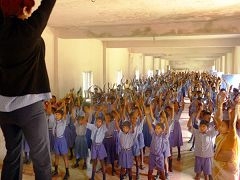 印度数万名学生集体学炼法轮功（图片来源：明慧网）